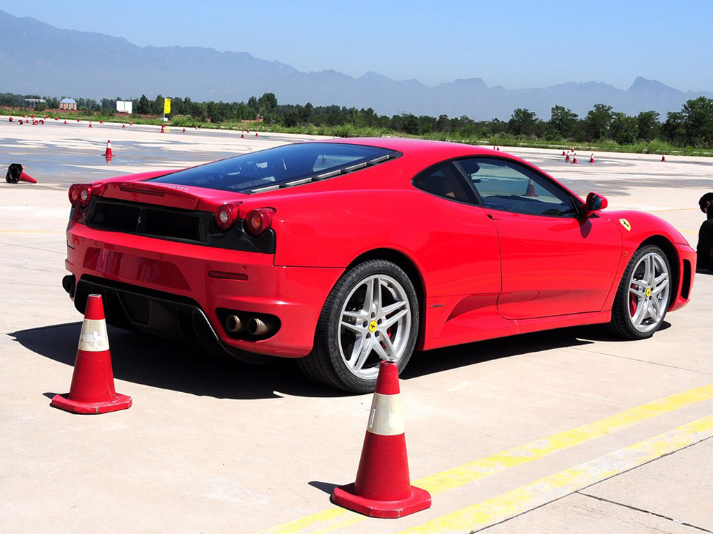 红色05款coupe车侧后视