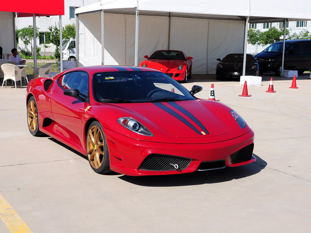 红色09款scuderiacoupe车前正视