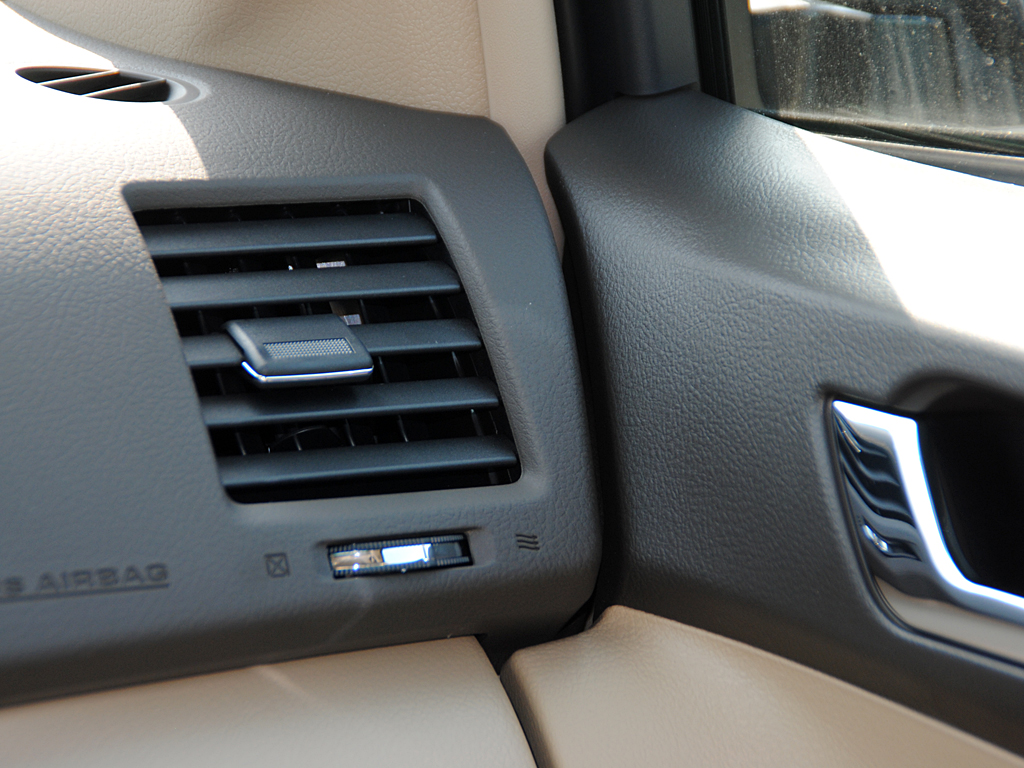 汉兰达前排右侧空调出风口