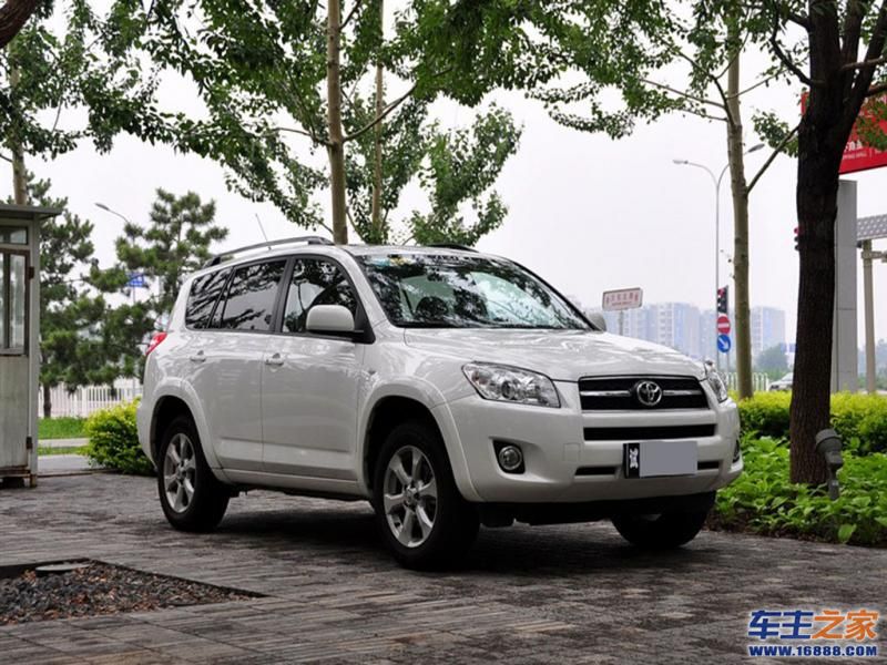 RAV4荣放白色 丰田RAV4右后45