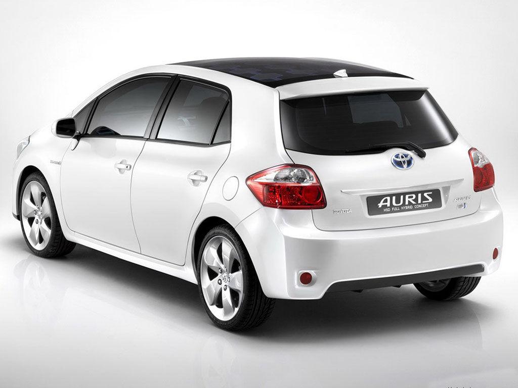 白色丰田auris左后45度