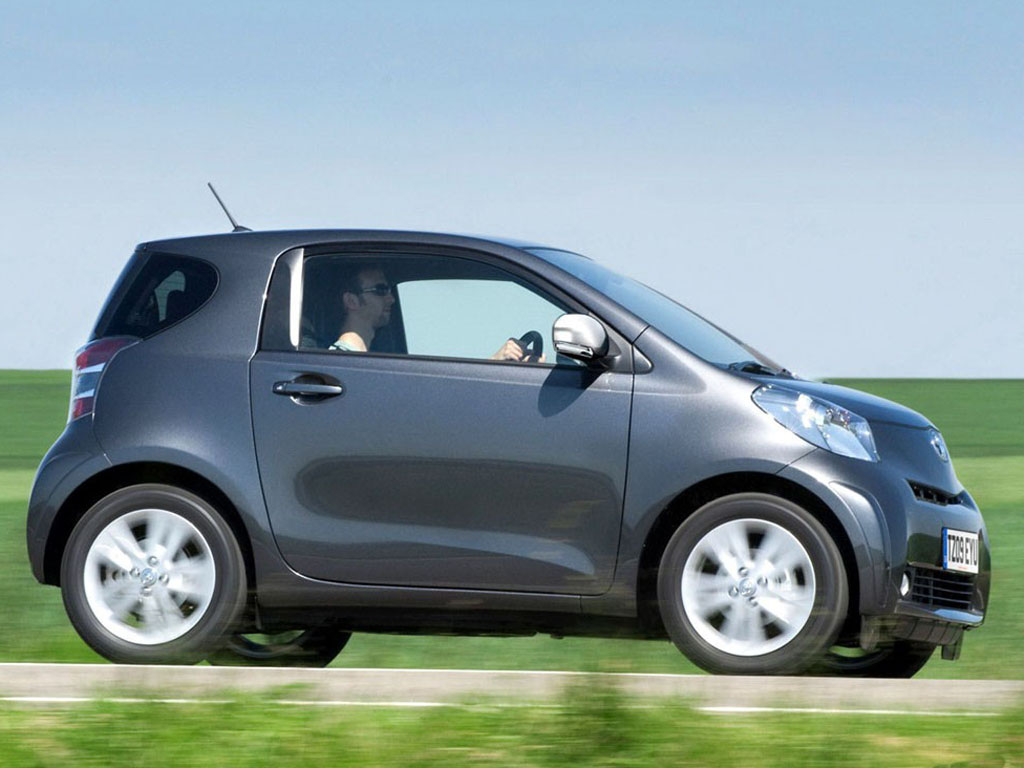 褐色丰田iq正右侧