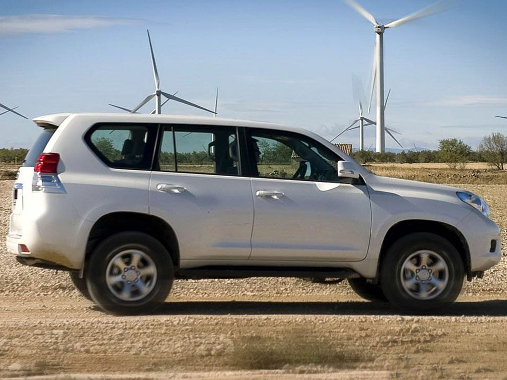 白色进口普拉多正右侧