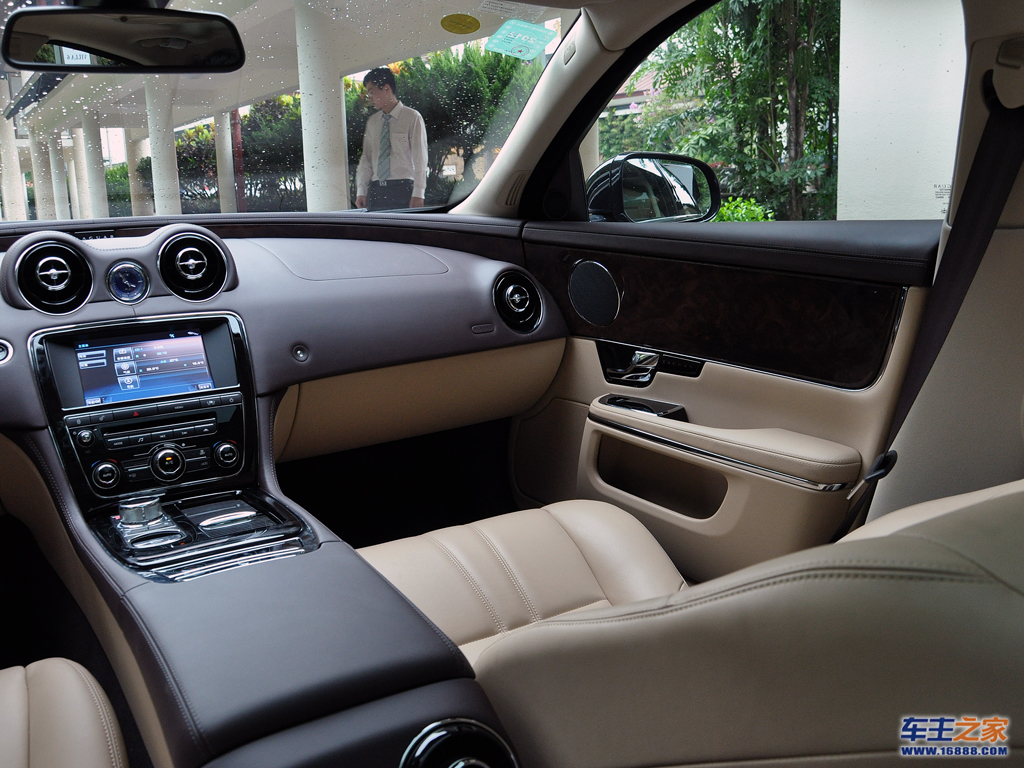 捷豹xj副驾驶室