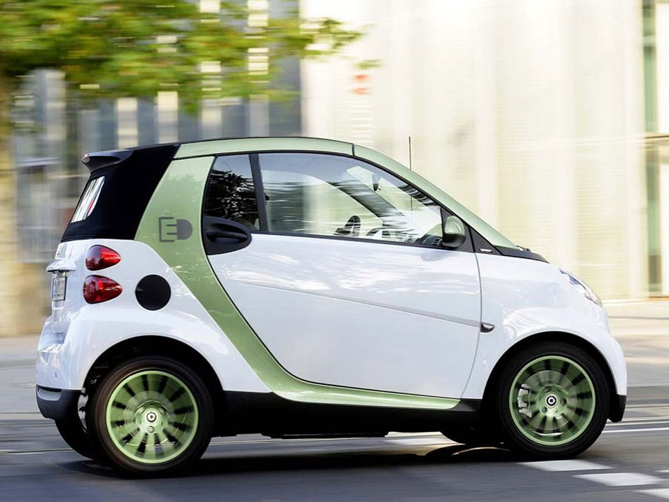 白色smart fortwo正侧面