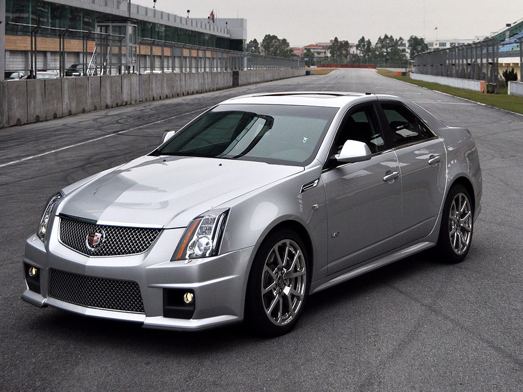 灰色凯迪拉克cts前侧身