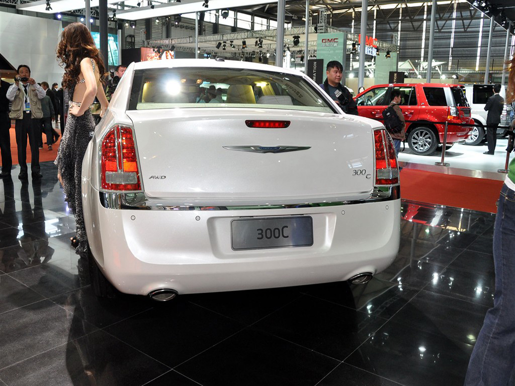 克莱斯勒300C(进口)正后方