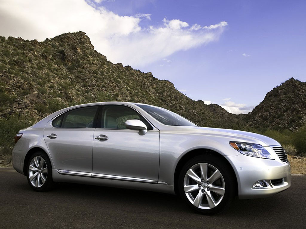 银色雷克萨斯ls正侧身