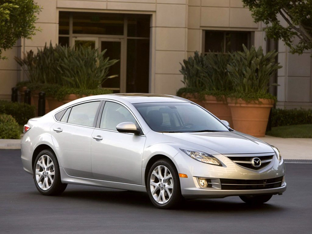 银色海外马自达6正侧身