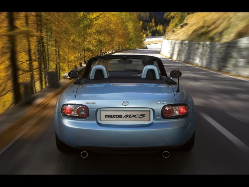 马自达mx-5银色马自达mx-5背面