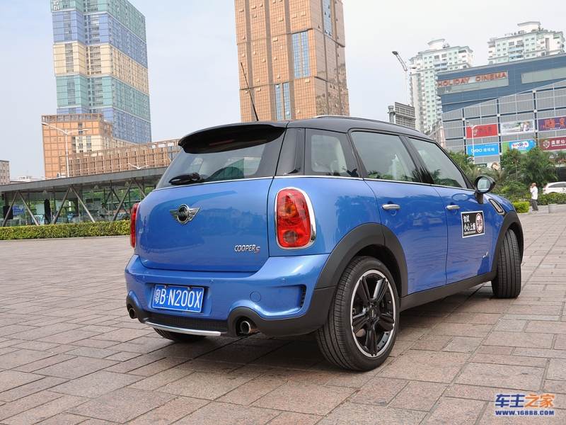 MINI COUNTRYMAN正后方