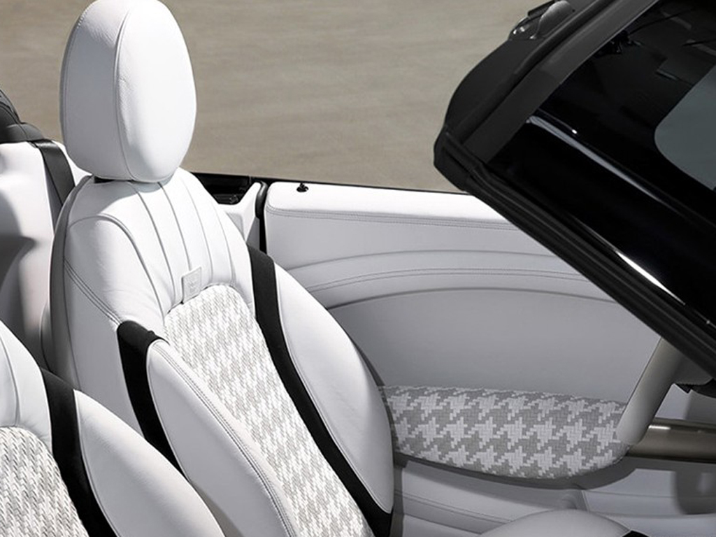 白色mini roadster前排座椅