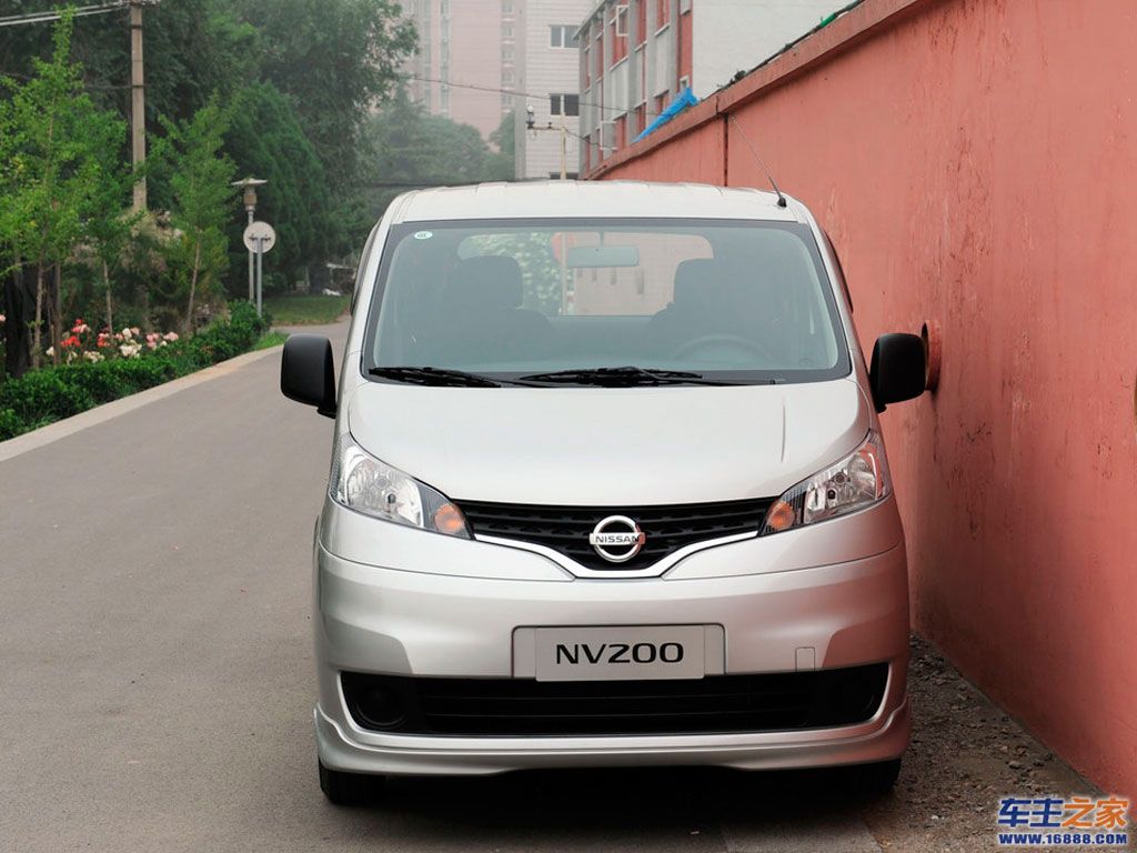 銀色日產nv200