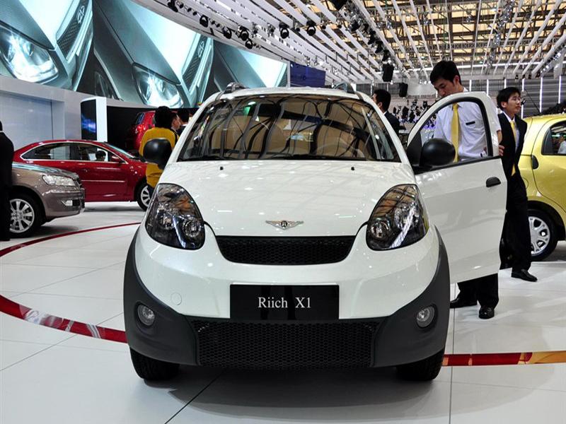 奇瑞x1白色瑞麒x1前脸