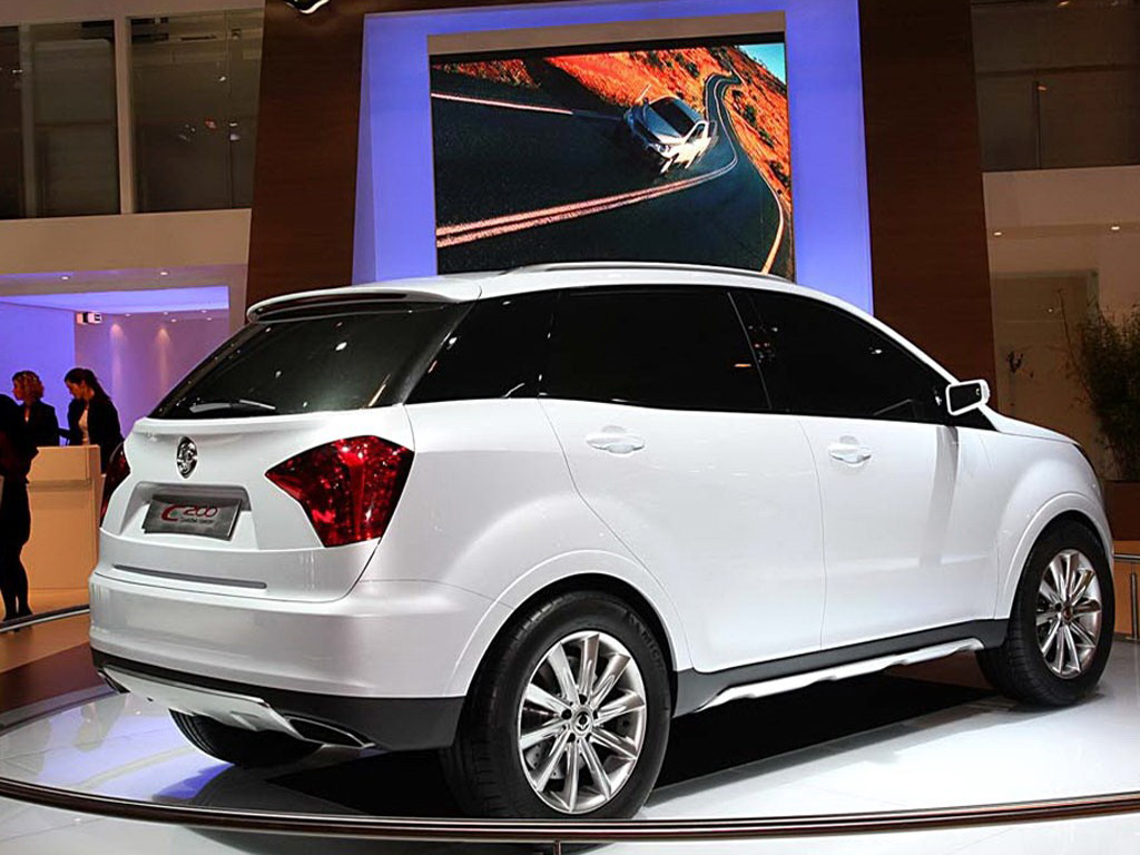 白色双龙c200右侧方