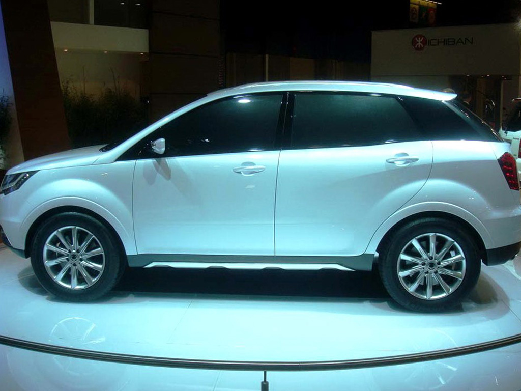 白色双龙c200正左侧