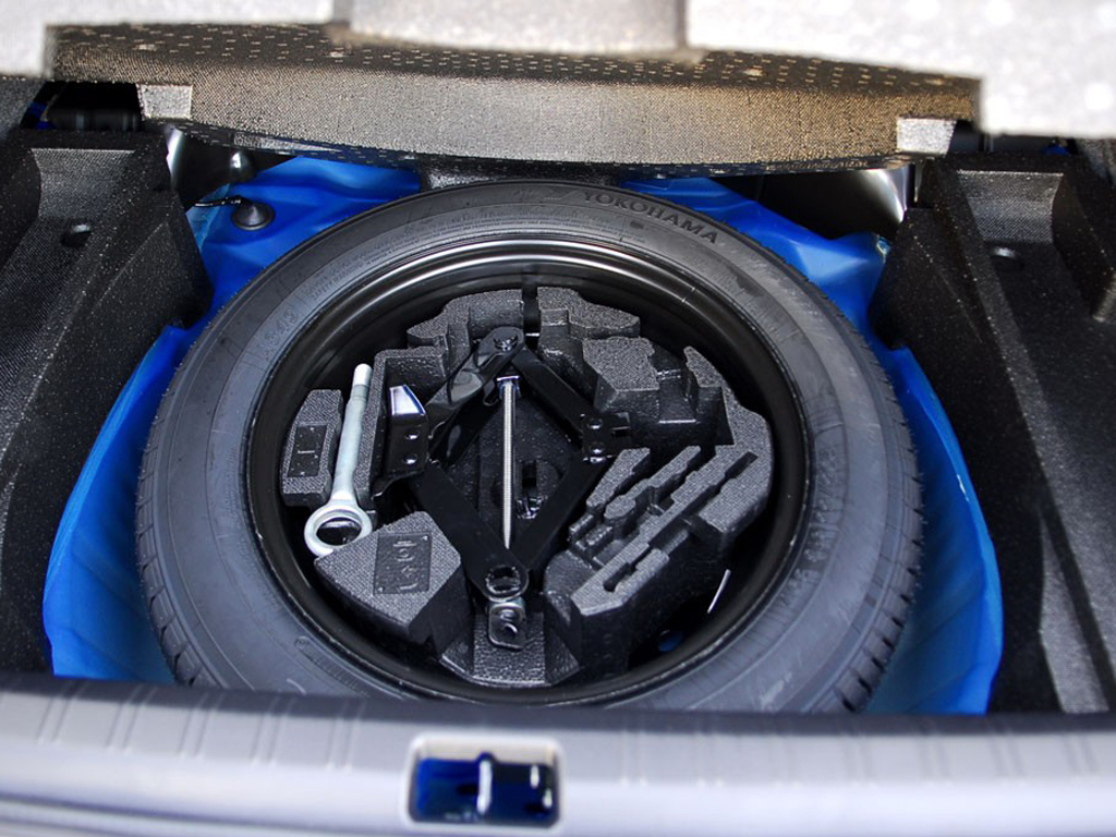 蓝色翼豹备用胎