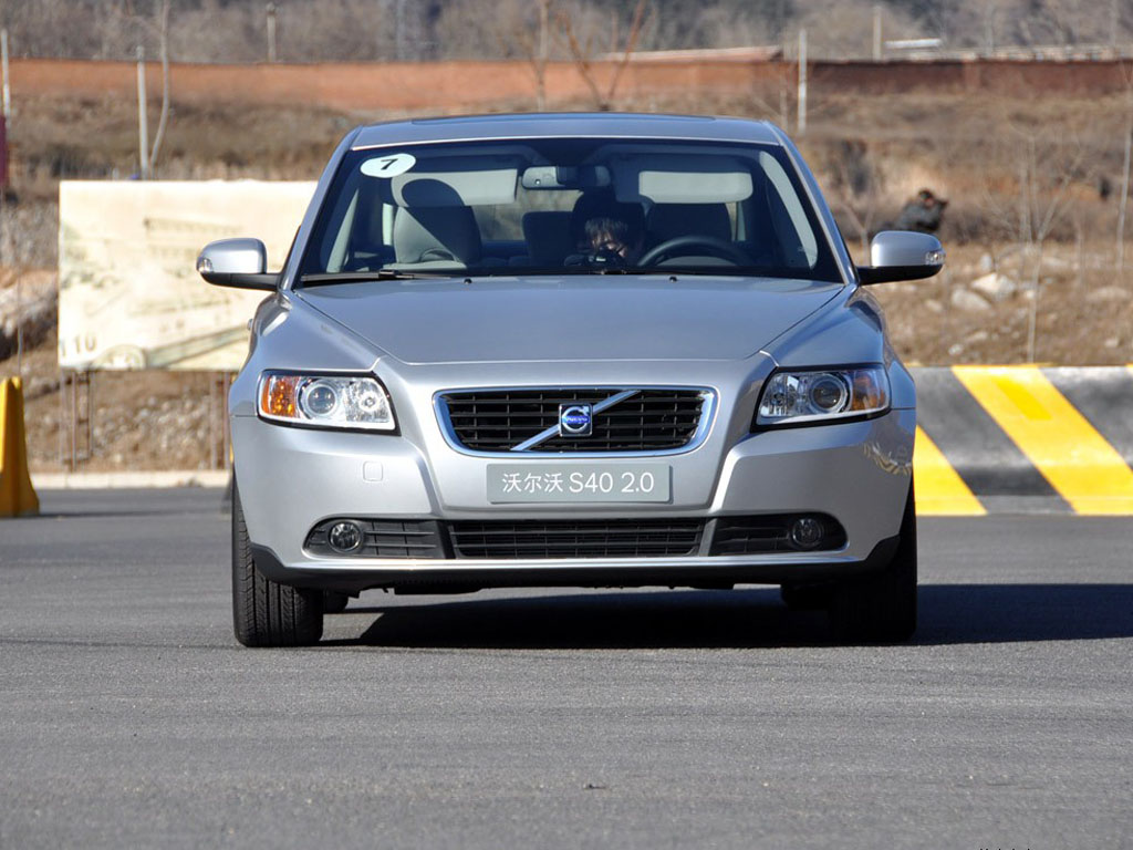 沃尔沃s40车前正视