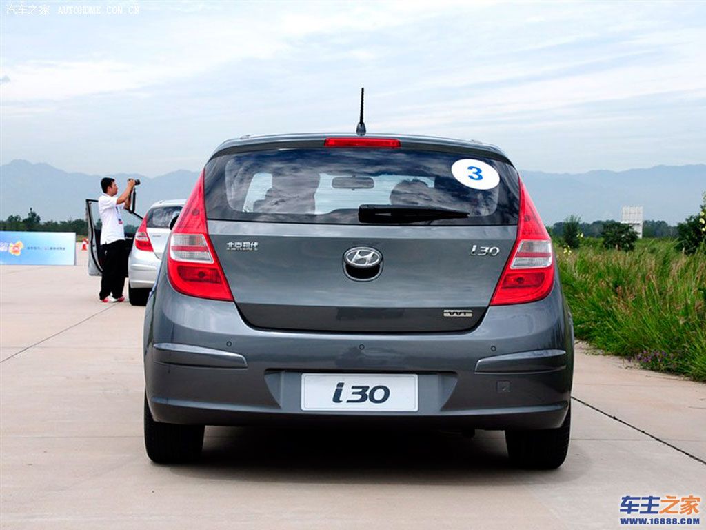 灰色 现代i30正后方