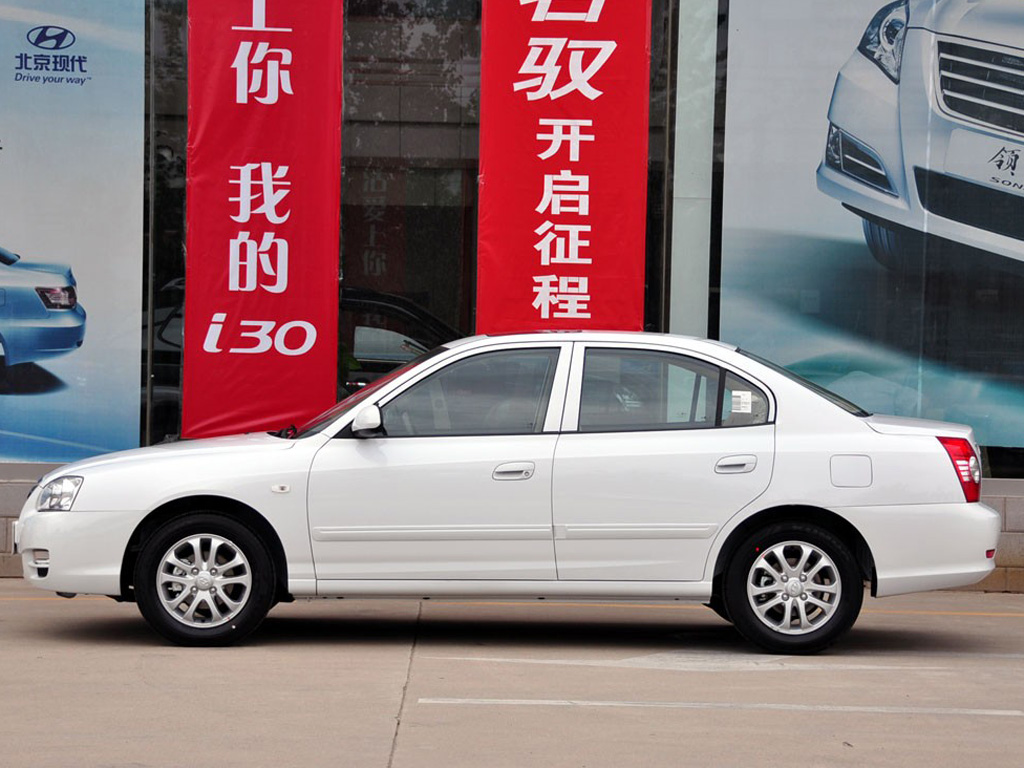 白色伊兰特正左侧