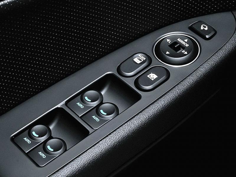 现代i30(海外)海外现代i30车门内侧控制按钮