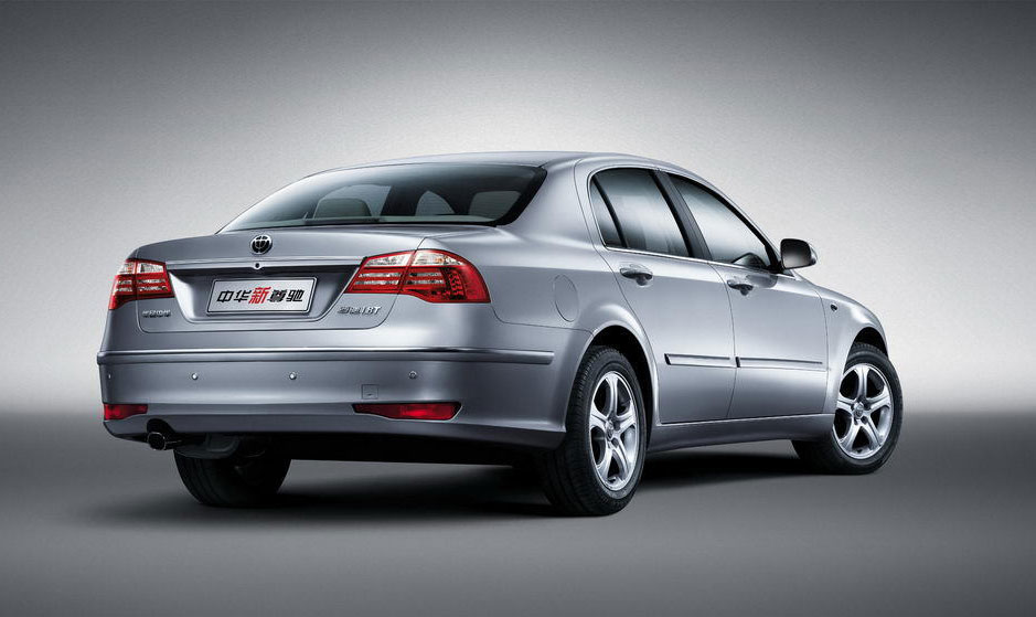 银色中华尊驰车后侧视