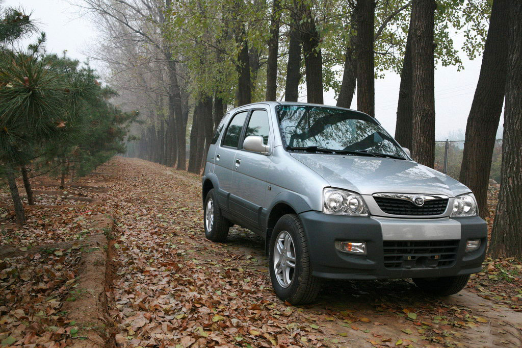 银色众泰2008车前侧视