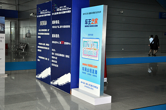 遍布于展馆的20多个t型宣传立牌,6个展示魔方,覆盖车展的各个通道和出