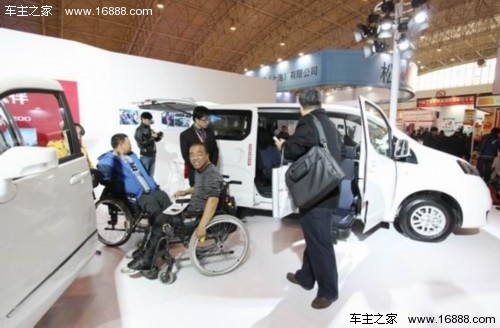 郑州日产展示的CDV无障碍车引来众多行动不便人士观摩试乘
