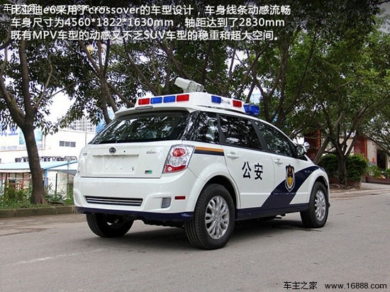 披上警車的外衣加上車頂的巡邏系統,讓比亞迪e6看上去威嚴十足,除此