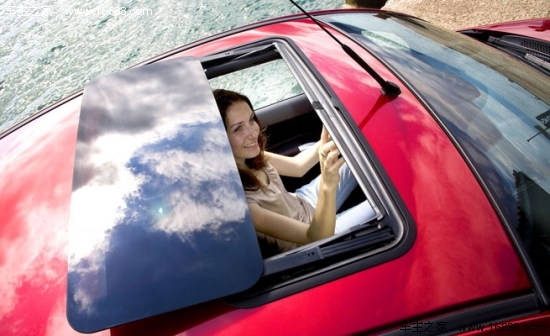 Car sunroof maintenance and use method to escape from an accident
