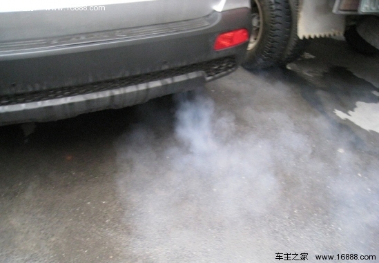 Enseñarle a identificar tres colores de humo de coche y el humo negro es el más común