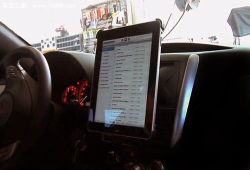La modificación del automóvil y la instalación de wifi y tableta hacen que el automóvil sea más inteligente