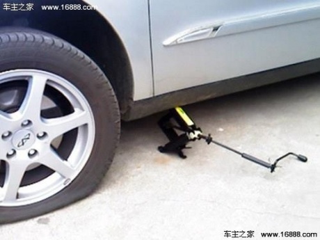 正确使用千斤顶 千斤顶错误使用会损底盘