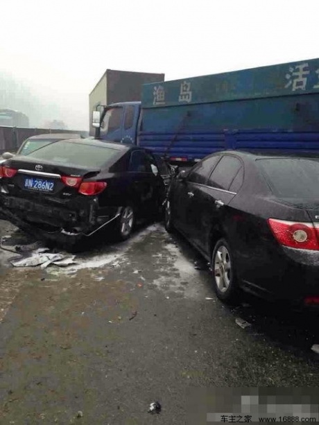 春运首日京沈高速百车大连撞现场火势冲天