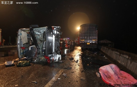 重庆黔江重大车祸大巴侧翻撞车致15死56伤