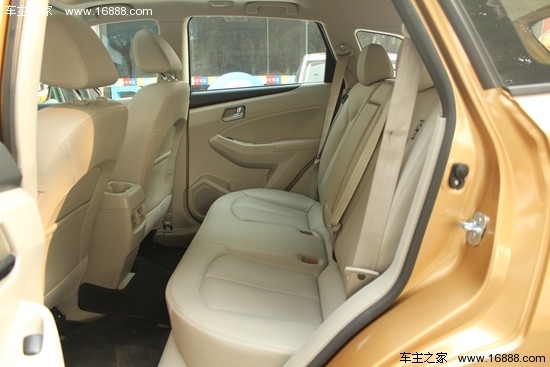 总体空间表现不错,后排中间凸起这一点也能让人接受.