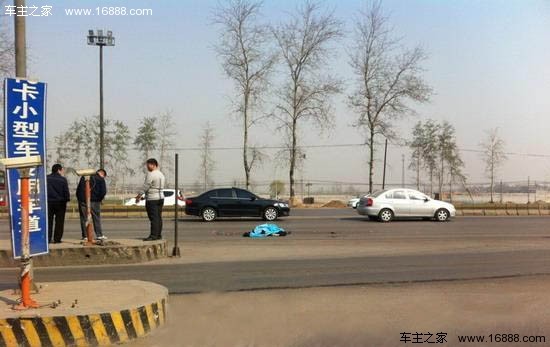 307国道藁城收费站卡车闯杆 协管员被轧身亡