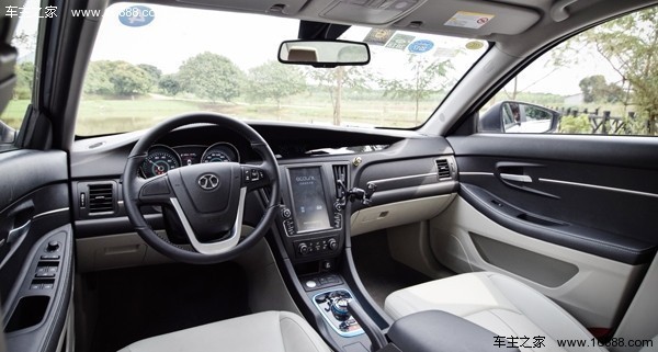 内饰采用双色配搭,中控台软质材料覆盖,整体质感令人满意.