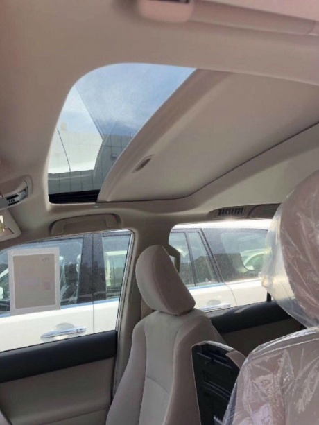 天窗,后挂,多功能方向盘,雾灯,17铝轮,车身普拉多字母,黑踏板,前小杠