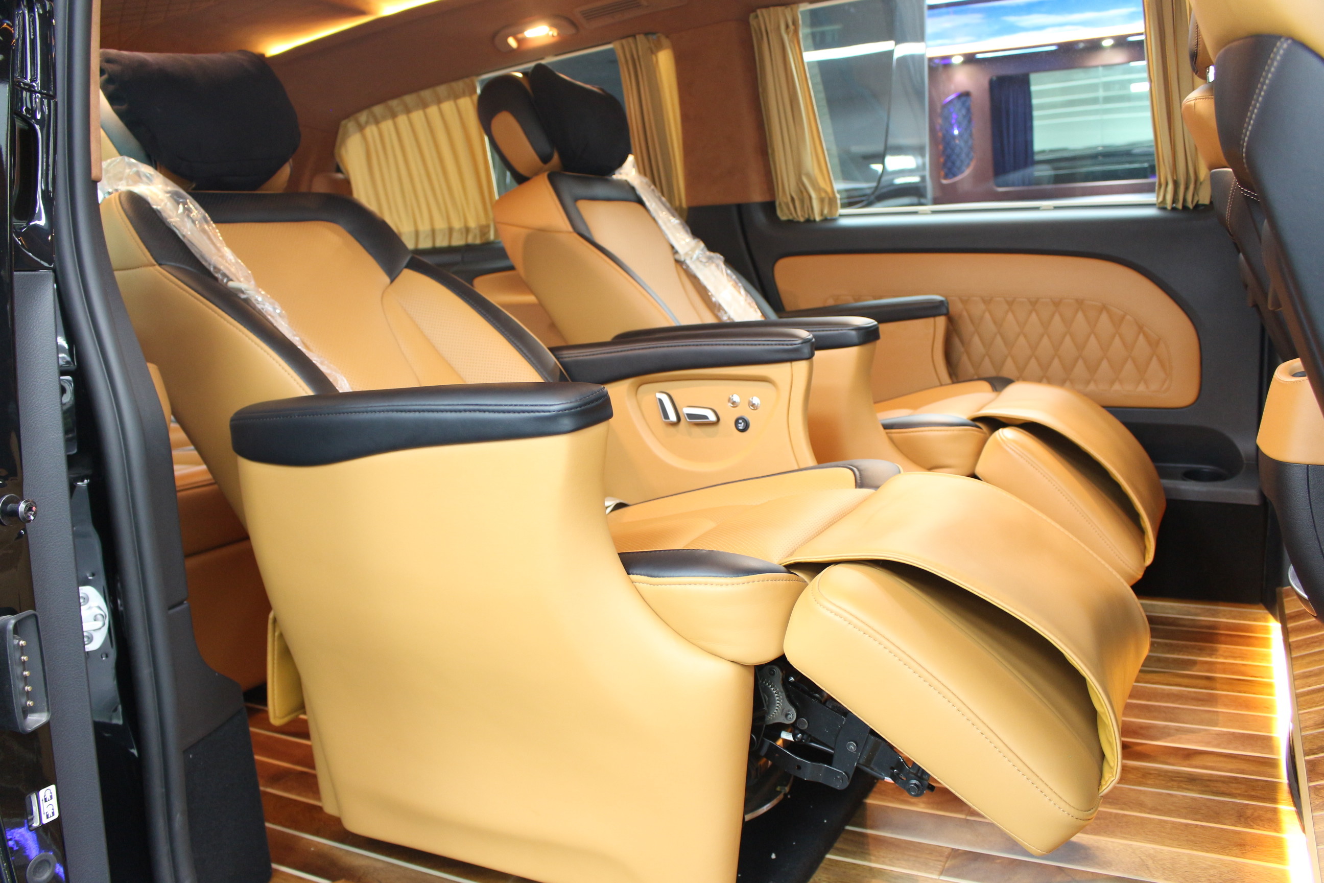 杭州市新一代奔驰威霆商务车气质蜕变,奔驰威霆内饰具有tempmatic自动