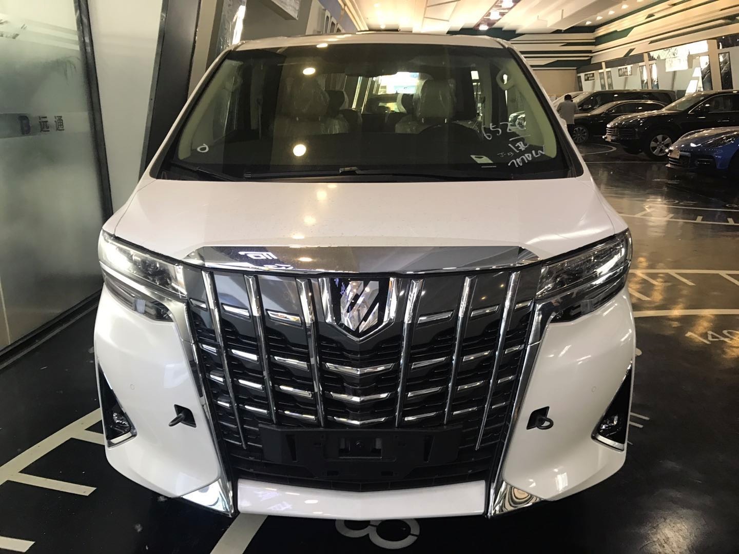 丰田埃尔法最新加价行情现车充足颜色可选