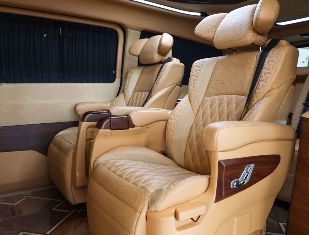 2020款米色内饰改装奔驰v级商务车,宾法版