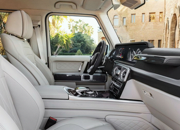 较之于现款车型,它的内饰发生了巨大的变化,融入了不少现款奔驰s级,e