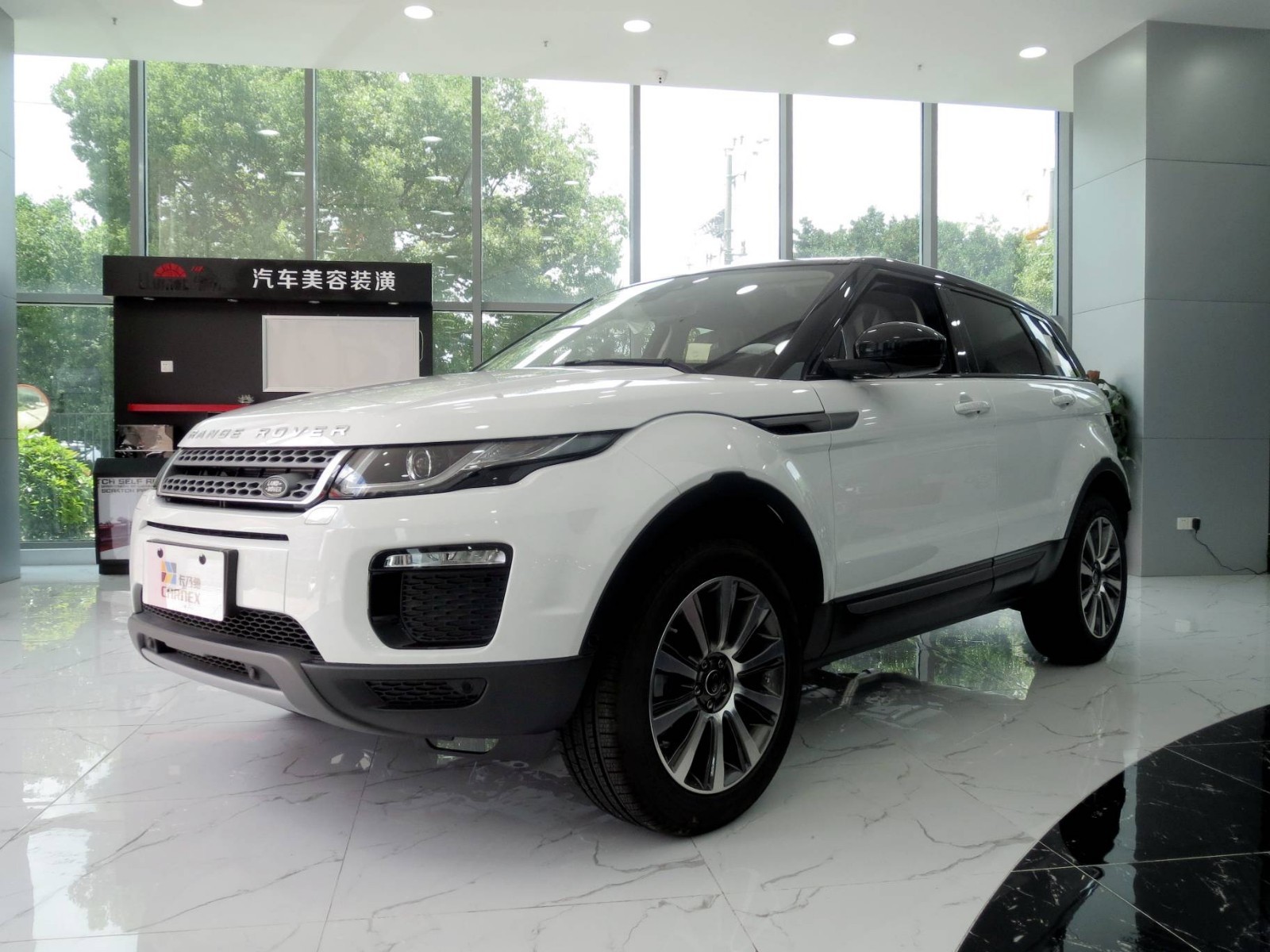 2018款路虎揽胜极光的外观现代感与科技感十足,凸起的腰线挺拔清晰