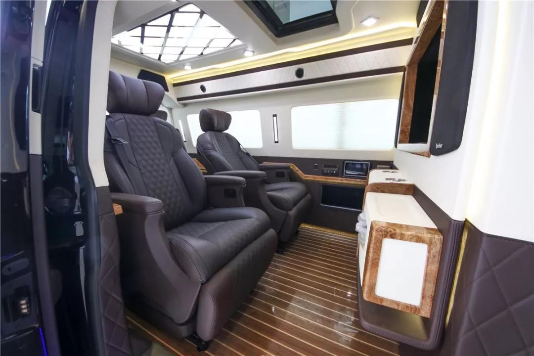 大众商务车现车实拍内饰不输奔驰还带四驱