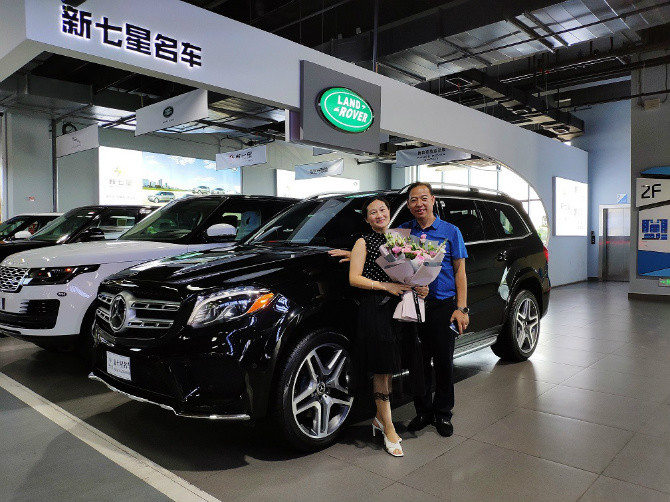 和老婆一起跟新车合影,老婆对这辆车也非常喜欢,有了这辆大家伙相信