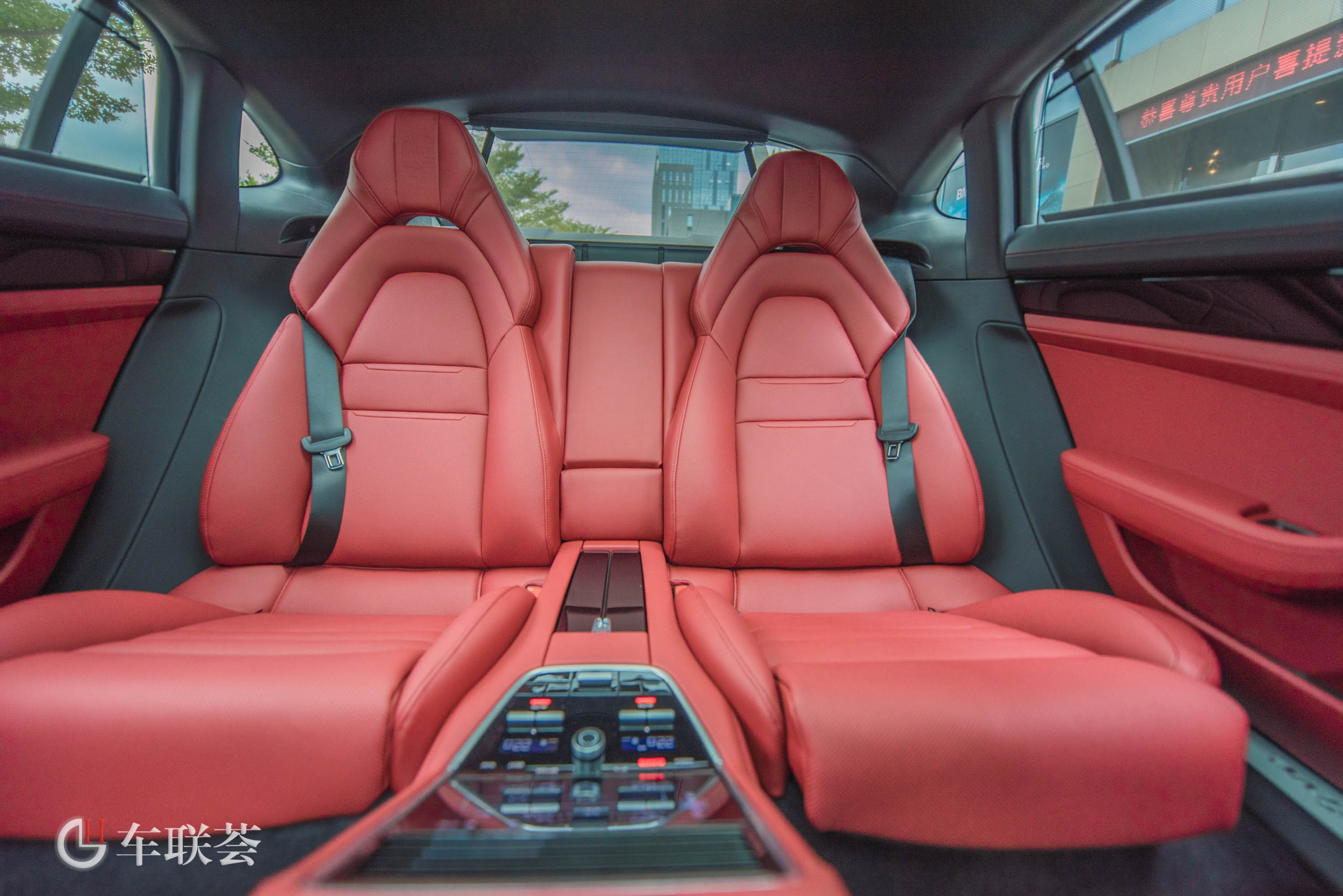 19款保时捷panamera座椅方面:车内空间可以说恰到好处,它虽然没有那些