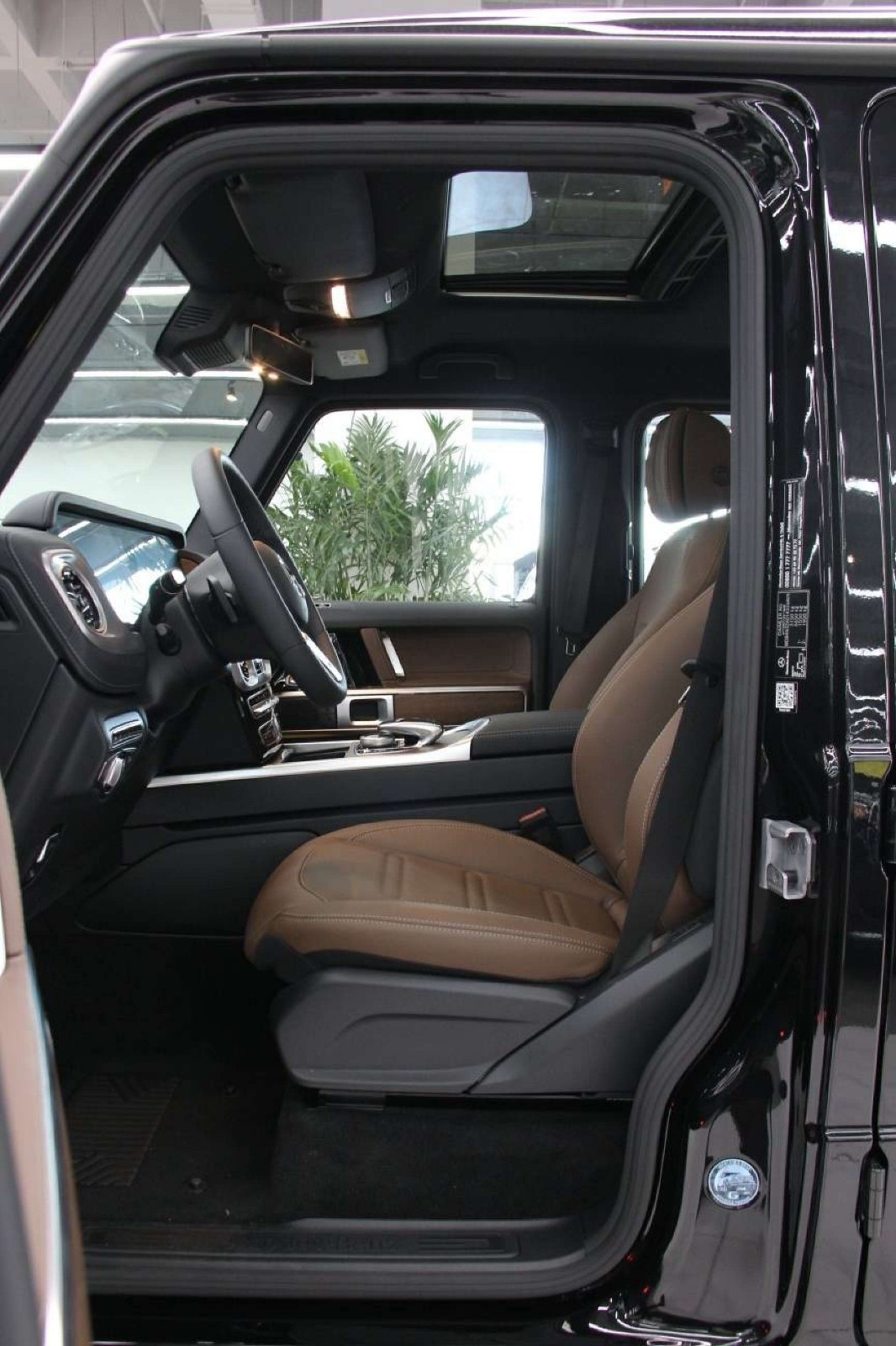 2019款奔驰500全车座椅不仅采用真皮包裹,前排座椅还配备了座椅通风