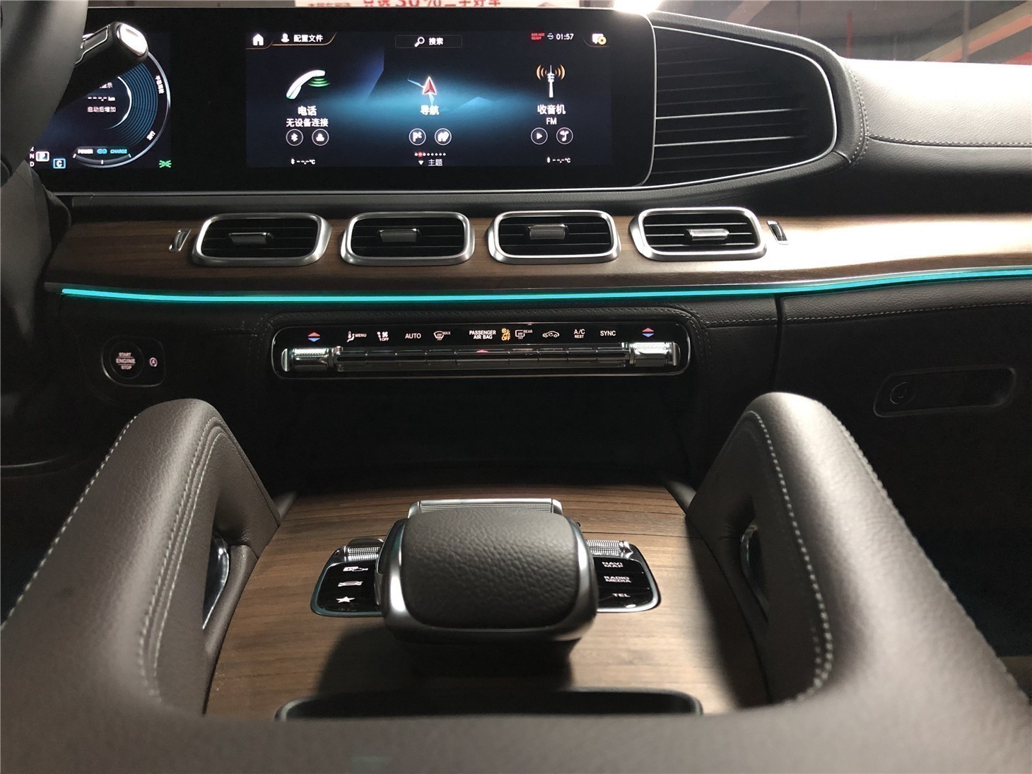 2020款奔驰gls450采用的是贯穿式中控台双屏设计,12